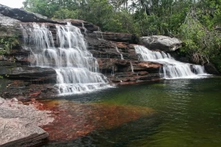 Este viernes, Caño Cristales abre sus puertas al mundo. Este escenario se encuentra localizado entre dos categorías de conservación: El Distrito de Manejo Integrado Macarena Sur – AMEM y el Parque Nacional Natural Sierra de la Macarena, ubicado en el municipio de La Macarena, departamento del Meta.
